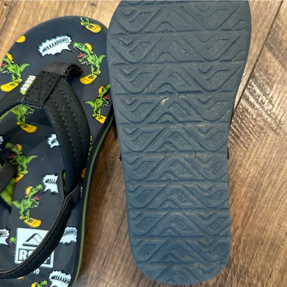 Reef Kids Dinosaur Flipflops - Picture 3 of 3